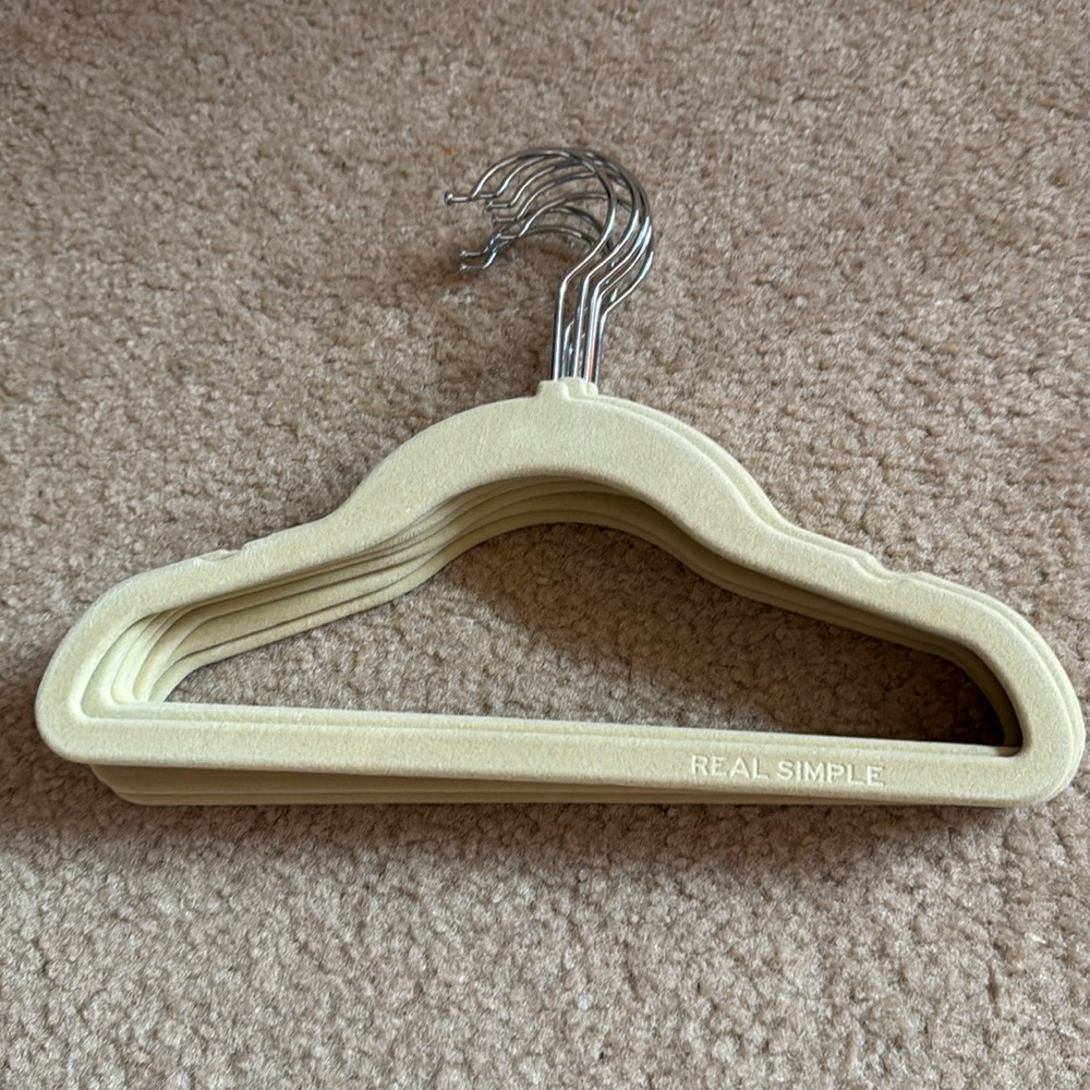 7 Kids Velvet Hangers